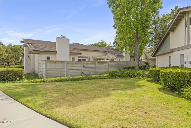 658 Holly Avenue, Oxnard CA: https://media.crmls.org/mediaz/4d4b6f9f-8ac7-4699-aeef-f44101b01b5d.jpg