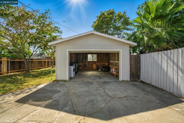 3832 33rd St, Sacramento CA: https://media.crmls.org/mediaz/4d4b92e6-1b67-46d6-ba46-85255c6cd05b.jpg