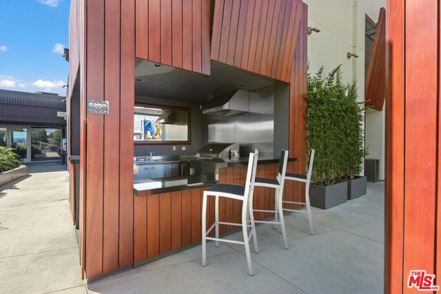 6250 Hollywood Boulevard, Los Angeles CA: https://media.crmls.org/mediaz/4d4c2747-2e75-4706-9dfc-5a0cbbba290e.jpg