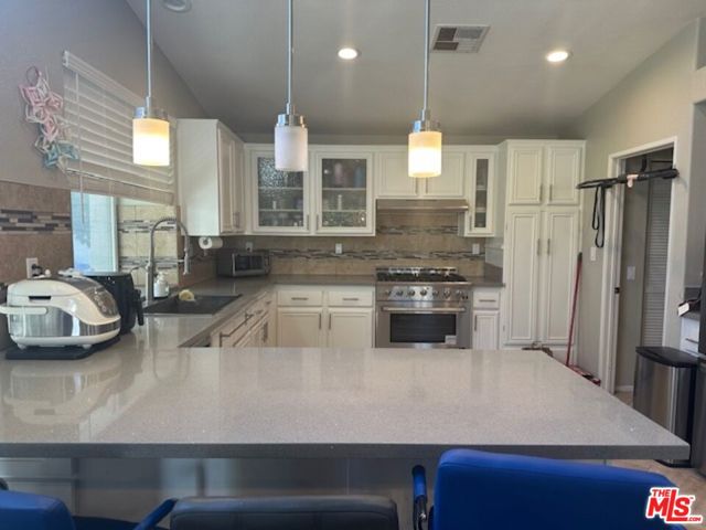 44 E Sutton Place, Palm Desert CA: https://media.crmls.org/mediaz/4d4c6789-8e01-49e4-8b0e-383d739e45e7.jpg
