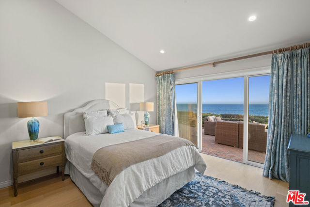 29821 Pacific Coast Highway, Malibu CA: https://media.crmls.org/mediaz/4d4ce5a3-665c-4889-bcda-c29e6126a07f.jpg