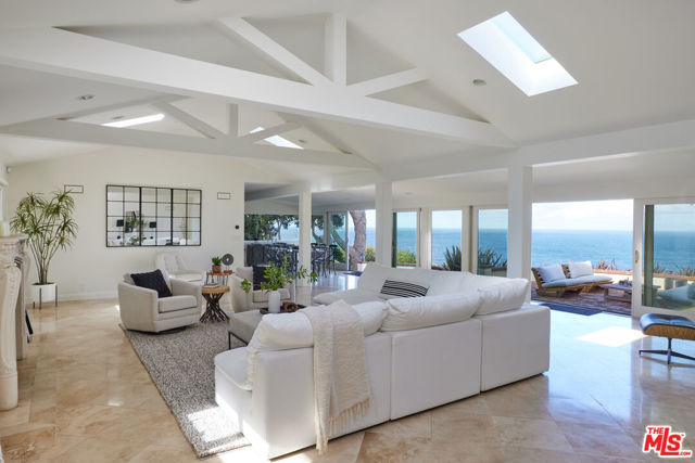 1115 Palos Verdes Drive West Drive, Palos Verdes Estates CA: https://media.crmls.org/mediaz/4d4edb28-0e36-45dd-ae71-a35af5956429.jpg