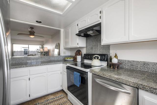 Detail Gallery Image 9 of 29 For 907 Hickory Ct, Carlsbad,  CA 92009 - 2 Beds | 3/1 Baths