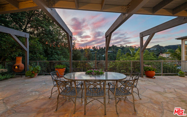 9430 Readcrest Drive, Beverly Hills CA: https://media.crmls.org/mediaz/4d4fd2dd-dbe5-4ff4-86b9-ccaf6d9375df.jpg