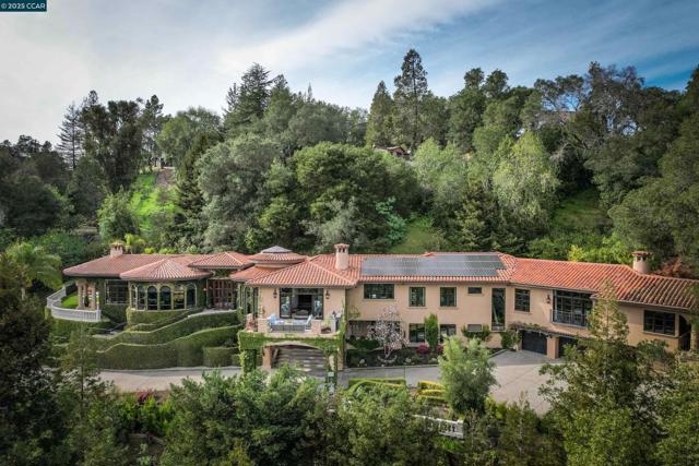 42 Tappan Ln, Orinda CA: https://media.crmls.org/mediaz/4d515752-a82b-4ece-9fdc-e47fd44944a8.jpg