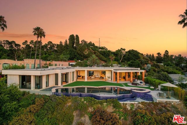 455 Castle Place, Beverly Hills CA: https://media.crmls.org/mediaz/4d51b840-4623-4176-a4c4-4163ceeec45c.jpg