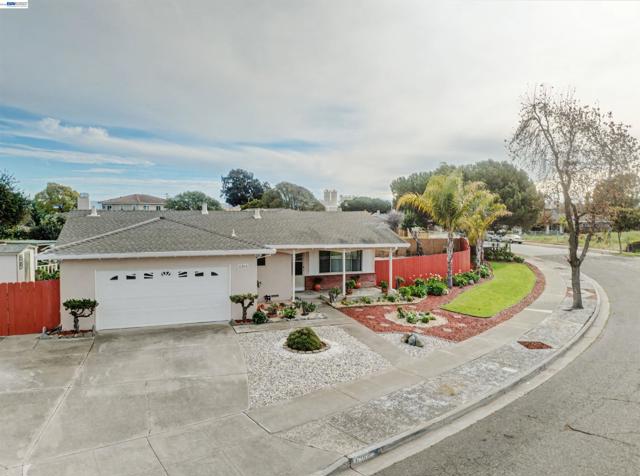 6364 Honeysuckle Dr, Newark CA: https://media.crmls.org/mediaz/4d521bbe-4377-48b2-af23-ba6e6897f0ff.jpg