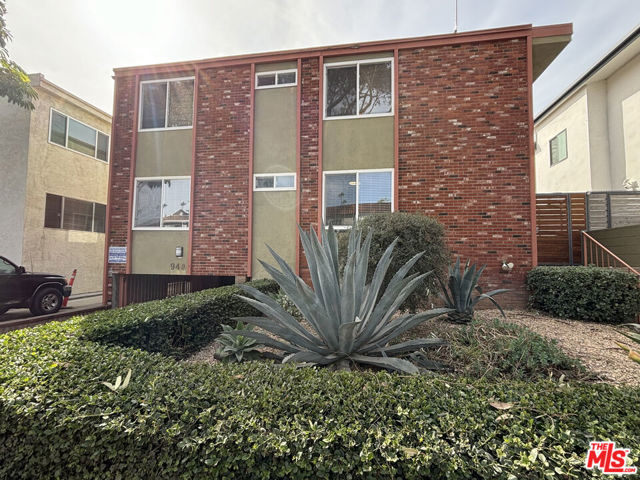 940 7th Street, Santa Monica CA: https://media.crmls.org/mediaz/4d529ce9-b924-420b-a6b6-e40b406f3128.jpg