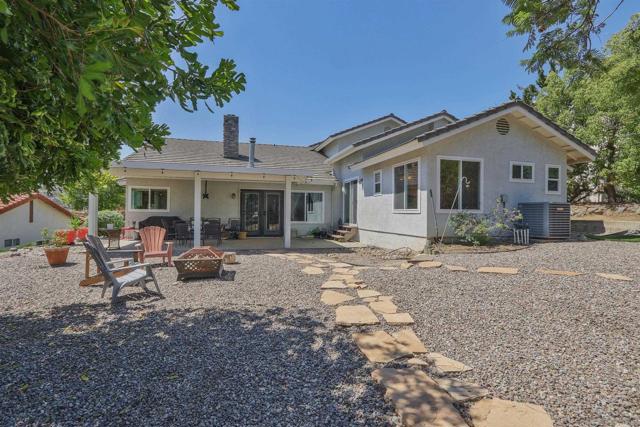 15549 Vista Vicente Dr, Ramona CA: https://media.crmls.org/mediaz/4d52de4a-0e3f-4332-a96e-3877fb0e8b87.jpg