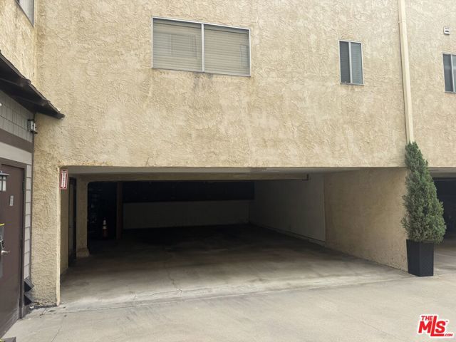 13021 Moorpark Street, Studio City CA: https://media.crmls.org/mediaz/4d52fffb-7ad0-4093-ae61-939438d49434.jpg