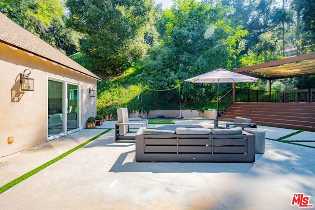 2760 E Glenoaks Boulevard, Glendale CA: https://media.crmls.org/mediaz/4d534bc1-39c8-4b61-a21a-b35ab900ace5.jpg