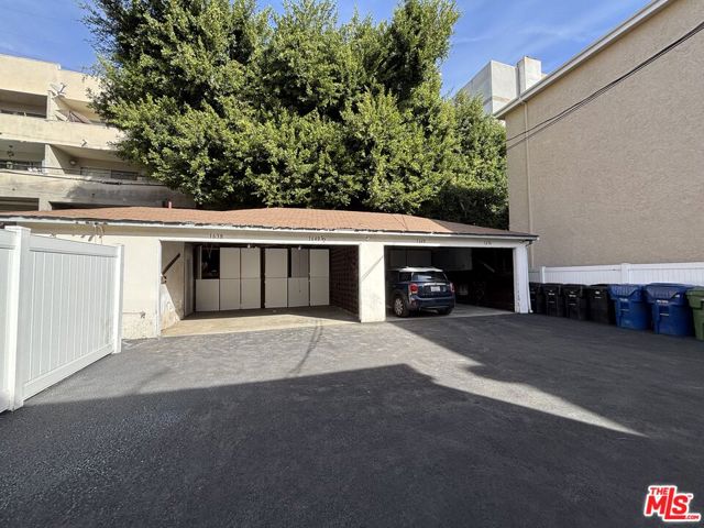 1638 Greenfield Avenue, Los Angeles CA: https://media.crmls.org/mediaz/4d53624e-39cb-49eb-be7e-325c4905d41d.jpg
