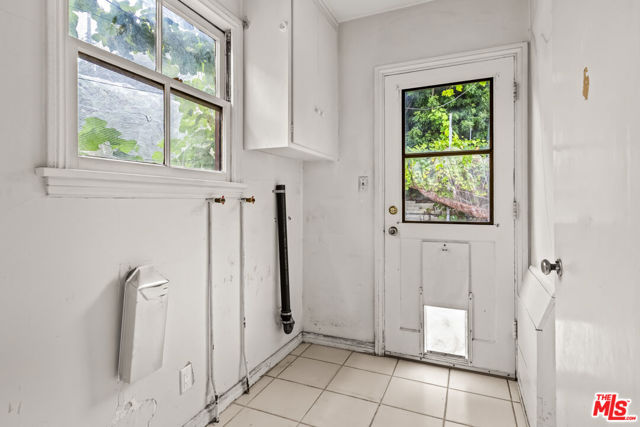 5718 Eveward Road, Culver City CA: https://media.crmls.org/mediaz/4d536f2c-485b-40a2-b286-f426dd21e0b0.jpg