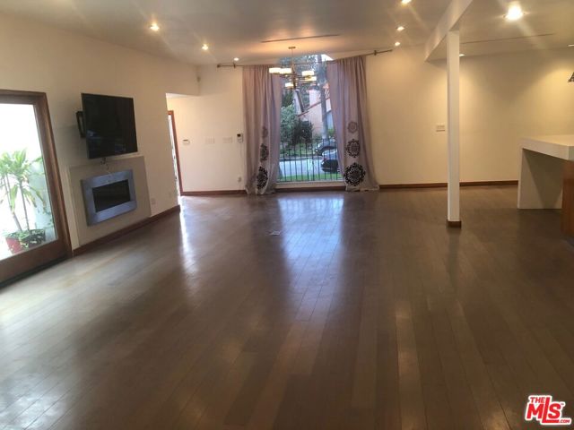 128 S Carson Road, Beverly Hills CA: https://media.crmls.org/mediaz/4d53e3f6-905d-4f55-926d-2fee1b7f8631.jpg