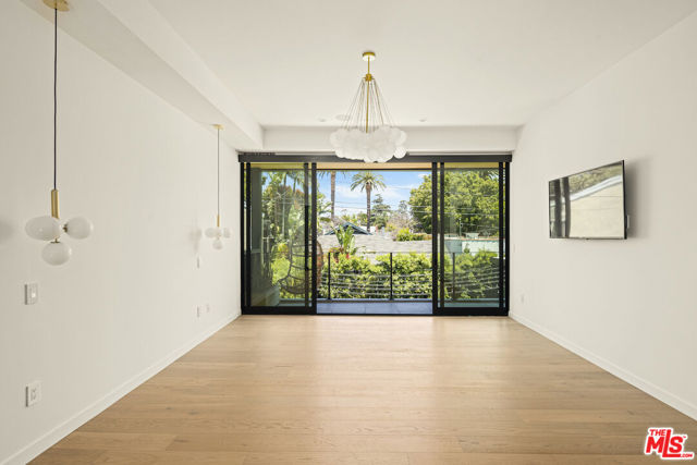 436 N Plymouth Boulevard, Los Angeles CA: https://media.crmls.org/mediaz/4d54df1d-6347-493c-86c4-64fcfec8e3e2.jpg