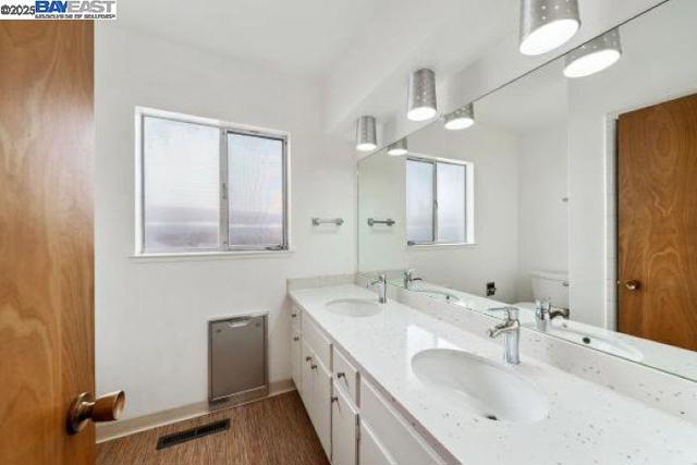 4120 Rhoda Ave, Oakland CA: https://media.crmls.org/mediaz/4d583574-d5e7-47b3-b73c-8b952dcabf0d.jpg