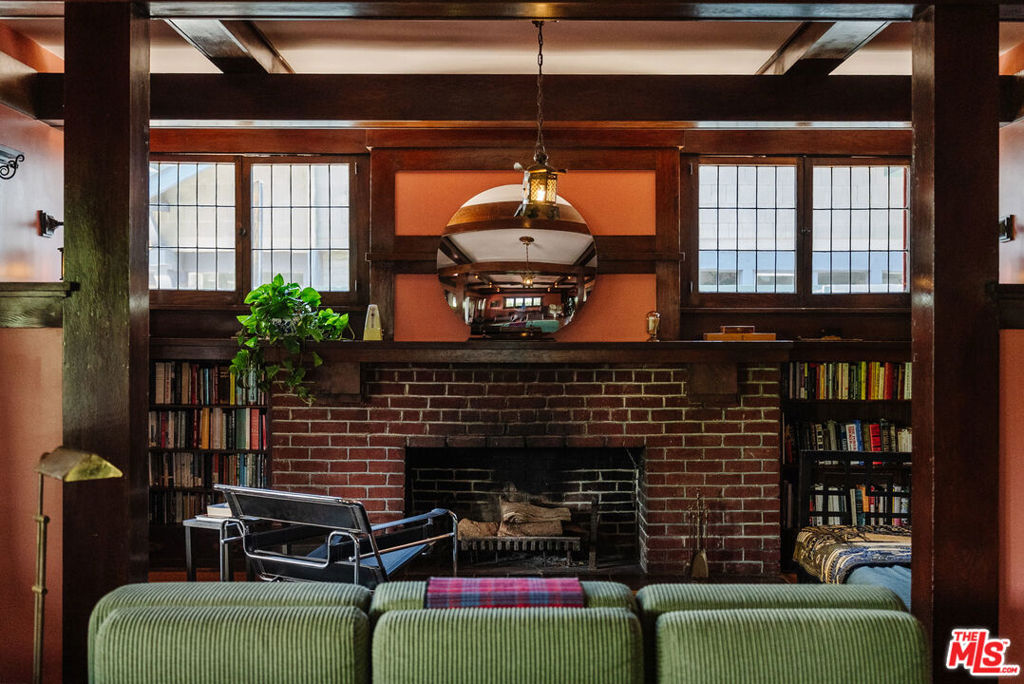 https://media.crmls.org/mediaz/4d5898ef-5b5e-416d-ab9d-3d0b3f33df12.jpg?preset=X-Large