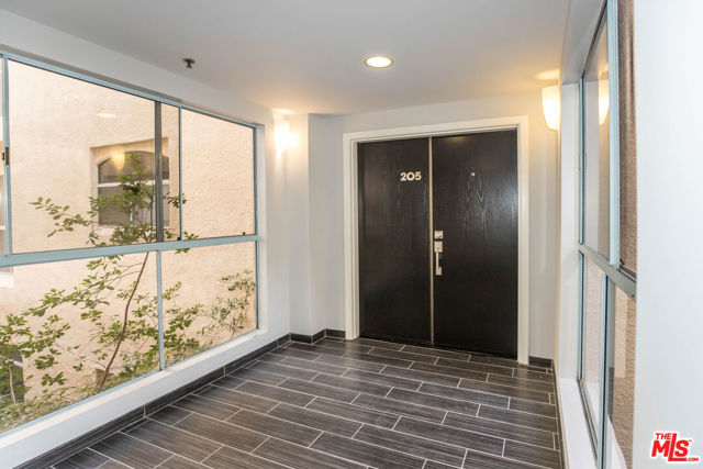 410 S Barrington Avenue, Los Angeles CA: https://media.crmls.org/mediaz/4d58ac3f-7bbd-4e4f-b87d-7d257ad1550e.jpg
