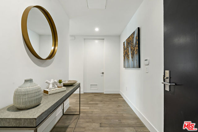 728 N Sweetzer Avenue, West Hollywood CA: https://media.crmls.org/mediaz/4d59271d-e248-4a48-9b61-e811dd16168c.jpg