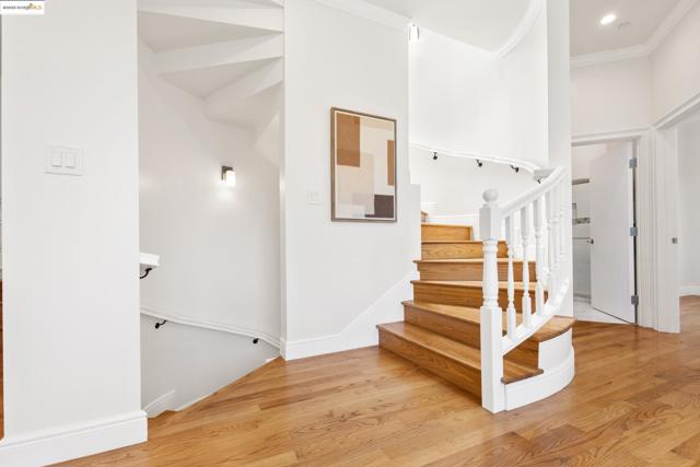 5915 Balboa Dr, Oakland CA: https://media.crmls.org/mediaz/4d5a2dca-e892-49d2-b1f8-dd45b0ddf514.jpg