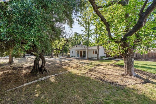 2129 Youngs Ct, Walnut Creek CA: https://media.crmls.org/mediaz/4d5a30ad-be88-4d73-a933-25f7021c5109.jpg
