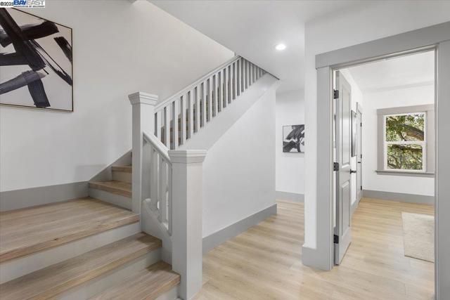 689 Santa Ray Ave, Oakland CA: https://media.crmls.org/mediaz/4d5ad6b2-b802-4869-852f-655a70411271.jpg
