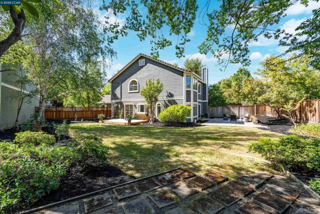 5 Stuart Place, Danville CA: https://media.crmls.org/mediaz/4d5aeff0-411e-464c-8bcc-fab7af6b68d1.jpg