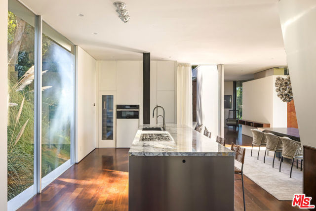 9727 Oak Pass Road, Beverly Hills CA: https://media.crmls.org/mediaz/4d5bdf20-b1a1-49bd-9388-4d9c4da1bc66.jpg