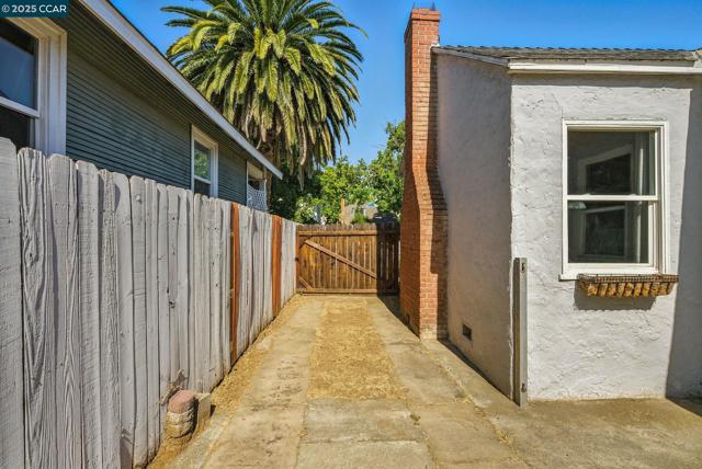 3832 33rd St, Sacramento CA: https://media.crmls.org/mediaz/4d5c9326-e7c6-4d29-b9ad-2c4b72b74bb2.jpg