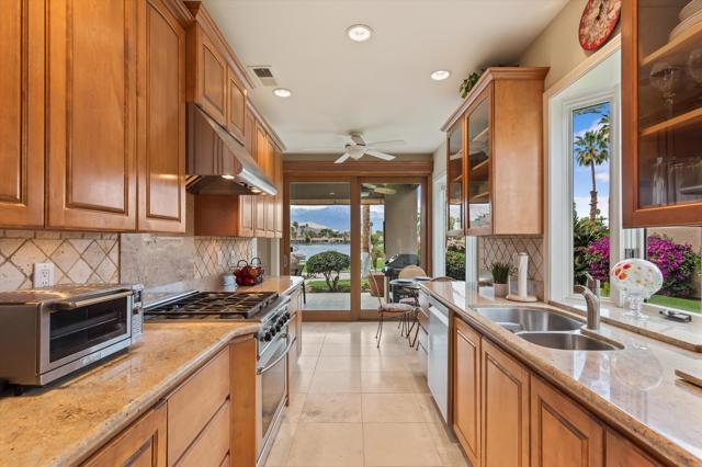 105 Lake Shore Drive, Rancho Mirage CA: https://media.crmls.org/mediaz/4d5d4de9-a3ba-471c-8342-11444e2be000.jpg