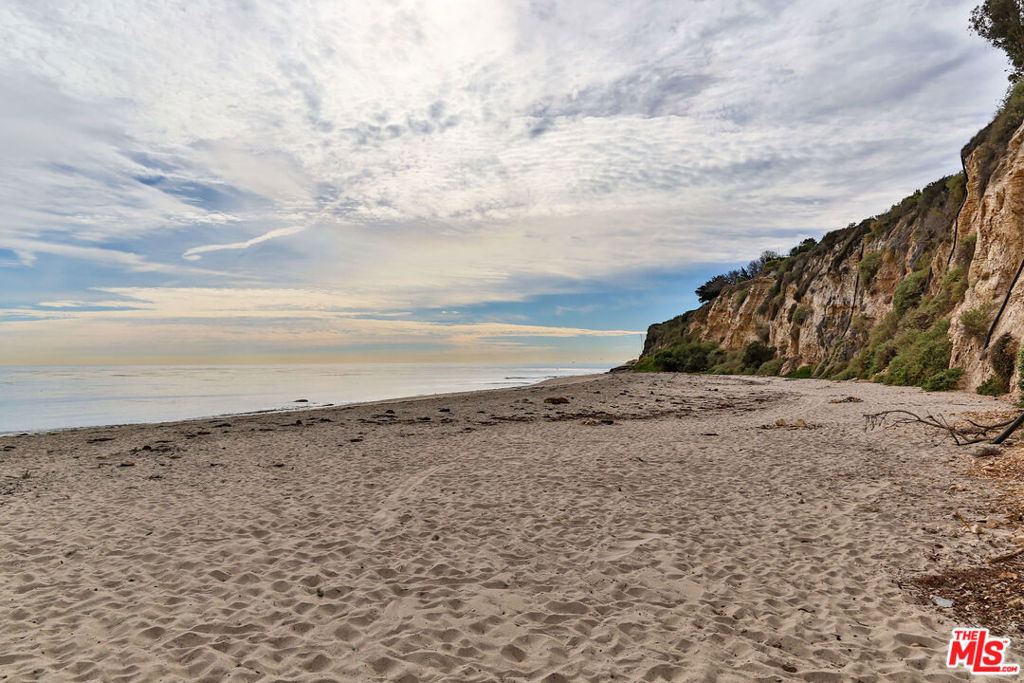 https://media.crmls.org/mediaz/4d5d917d-8834-4cf3-8ede-0614f826ba0d.jpg?preset=X-Large
