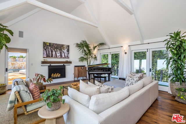 8149 Mannix Drive, Los Angeles CA: https://media.crmls.org/mediaz/4d5dc5d7-3be4-438a-951c-5597e913ba1b.jpg