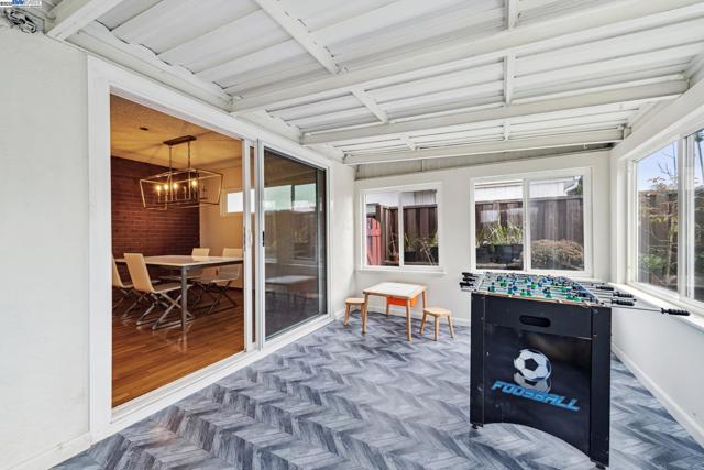 413 Grand St, Alameda CA: https://media.crmls.org/mediaz/4d5ed2f6-f521-43ce-8058-926b58e3f9da.jpg