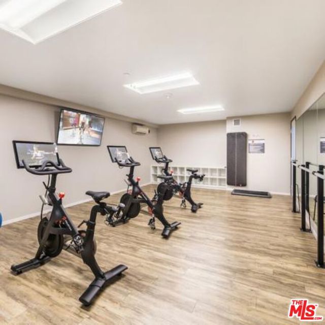 245 PINE Avenue, Long Beach CA: https://media.crmls.org/mediaz/4d5f3bff-ed5c-4008-95ff-d5913b0f0e49.jpg