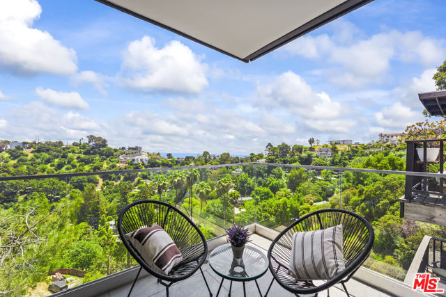 8960 Crescent Drive, Los Angeles CA: https://media.crmls.org/mediaz/4d5f8835-dab4-4e36-a4c8-2a279e20b418.jpg