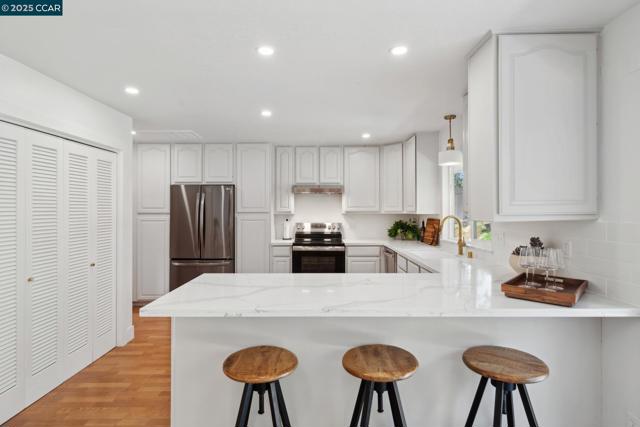 3739 Northridge Dr, Concord CA: https://media.crmls.org/mediaz/4d60283b-0c33-49e8-a3ae-88167d10fbe3.jpg