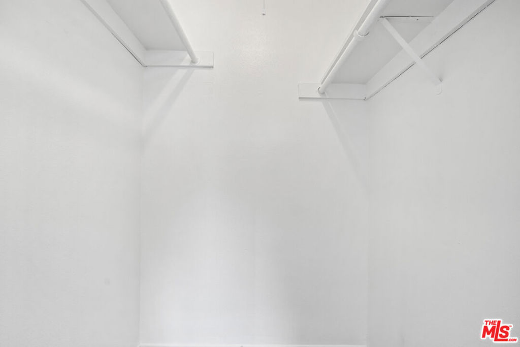 https://media.crmls.org/mediaz/4d6042e2-6b06-4cb7-b77e-5503180eb4fd.jpg?preset=X-Large