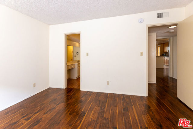 5330 Zelzah Avenue, Encino CA: https://media.crmls.org/mediaz/4d618a1a-3a47-4604-8e3f-d6109363c471.jpg