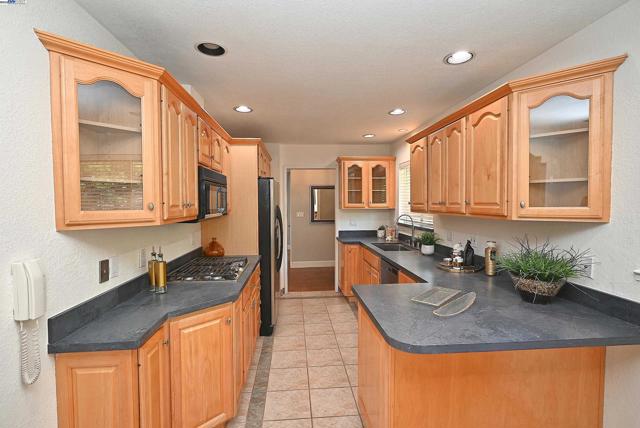 38 Saint Stephens Dr., Orinda CA: https://media.crmls.org/mediaz/4d61f156-f468-4ddd-a028-505cc8921c49.jpg