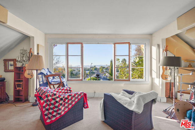 656 Parkman Avenue, Los Angeles CA: https://media.crmls.org/mediaz/4d64025b-2d2f-4ff3-ab31-c30c5128945a.jpg
