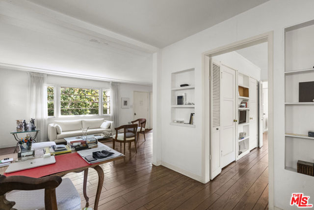 10941 Peach Grove Street, Toluca Lake CA: https://media.crmls.org/mediaz/4d641e5d-7e48-42fa-8a04-f540c958a7dc.jpg