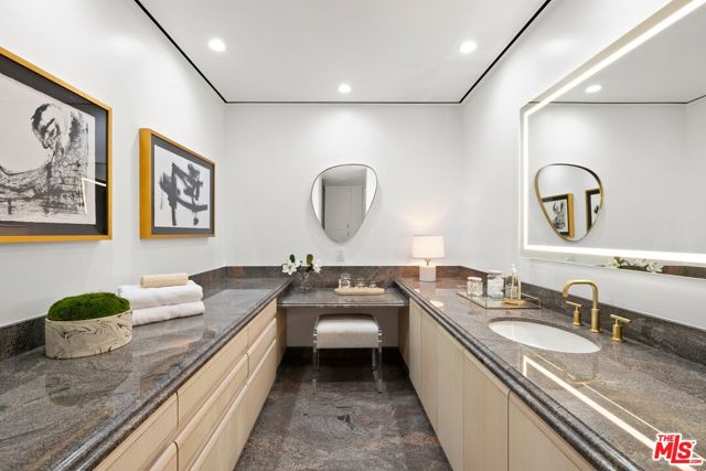 10490 Wilshire Boulevard, Los Angeles CA: https://media.crmls.org/mediaz/4d65de5d-f1e1-4295-a654-6e88d65aa7e0.jpg