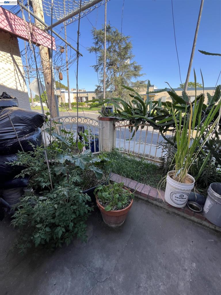https://media.crmls.org/mediaz/4d6678e2-b207-4adf-8a68-0c4ea0e301be.jpg?preset=X-Large