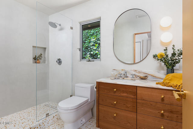 808 Inverness Drive, La Canada Flintridge CA: https://media.crmls.org/mediaz/4d66ada0-104b-4805-a2f5-d72e4192545d.jpg