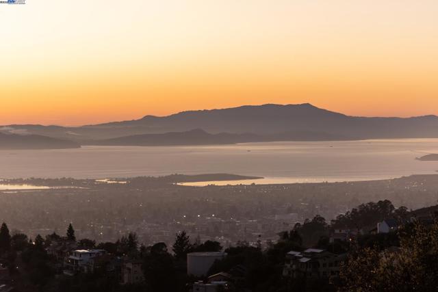 7041 DEVON WAY, Berkeley CA: https://media.crmls.org/mediaz/4d66c3fa-479b-4bac-8ed9-9e99c01155c8.jpg