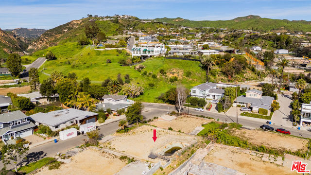 16910 Dulce Ynez Lane, Pacific Palisades CA: https://media.crmls.org/mediaz/4d67521a-f658-4f9c-a6d6-ca480b5f001a.jpg