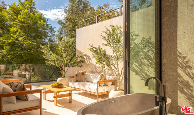 12752 Mulholland Drive, Beverly Hills CA: https://media.crmls.org/mediaz/4d677be1-34de-404a-b3ae-6acf60f9111c.jpg