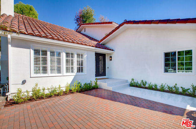 10221 Briarwood Drive, Los Angeles CA: https://media.crmls.org/mediaz/4d6838ed-d250-4c70-93ad-7b4a00a040c4.jpg