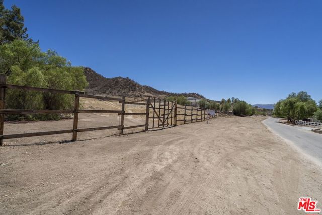 30700 Romero Canyon Road, Castaic CA: https://media.crmls.org/mediaz/4d6846d8-29ec-4157-b25f-158f0b0d2d6c.jpg