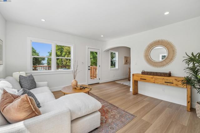 1129 WELLINGTON STREET, Oakland CA: https://media.crmls.org/mediaz/4d68b83e-7ba8-4237-8c94-dfb36969539e.jpg